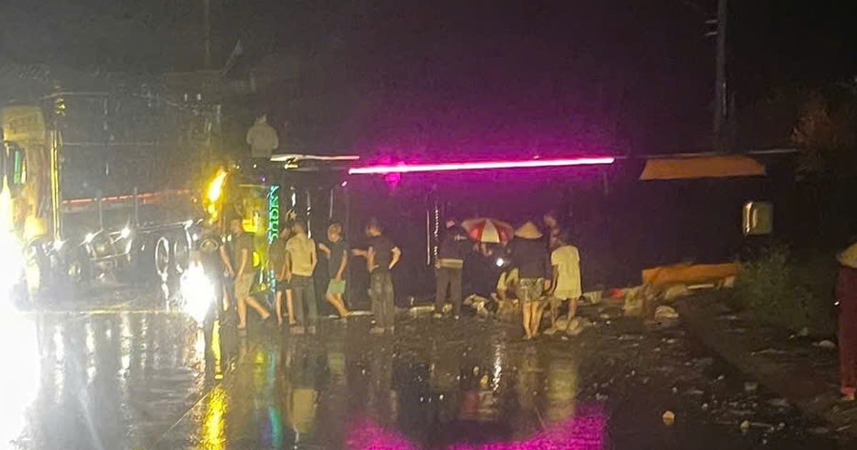 Xe giường nằm chở nhiều khách lật trên quốc lộ 19 trong đêm mưa