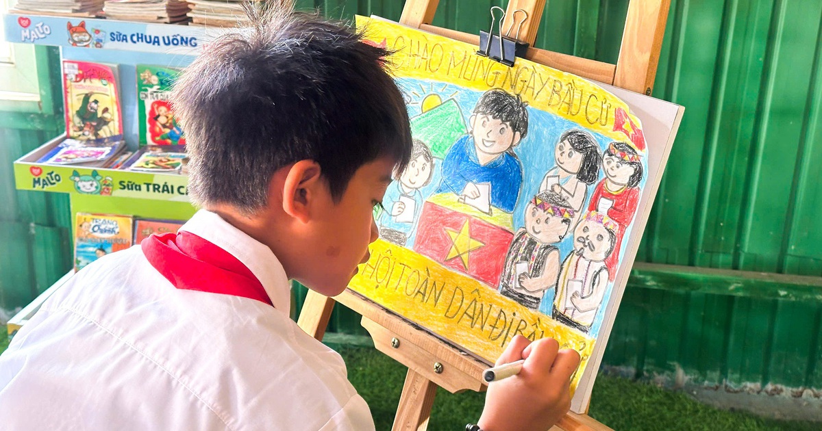 Học sinh người Xơ Đăng vẽ tranh cổ động ngày bầu cử