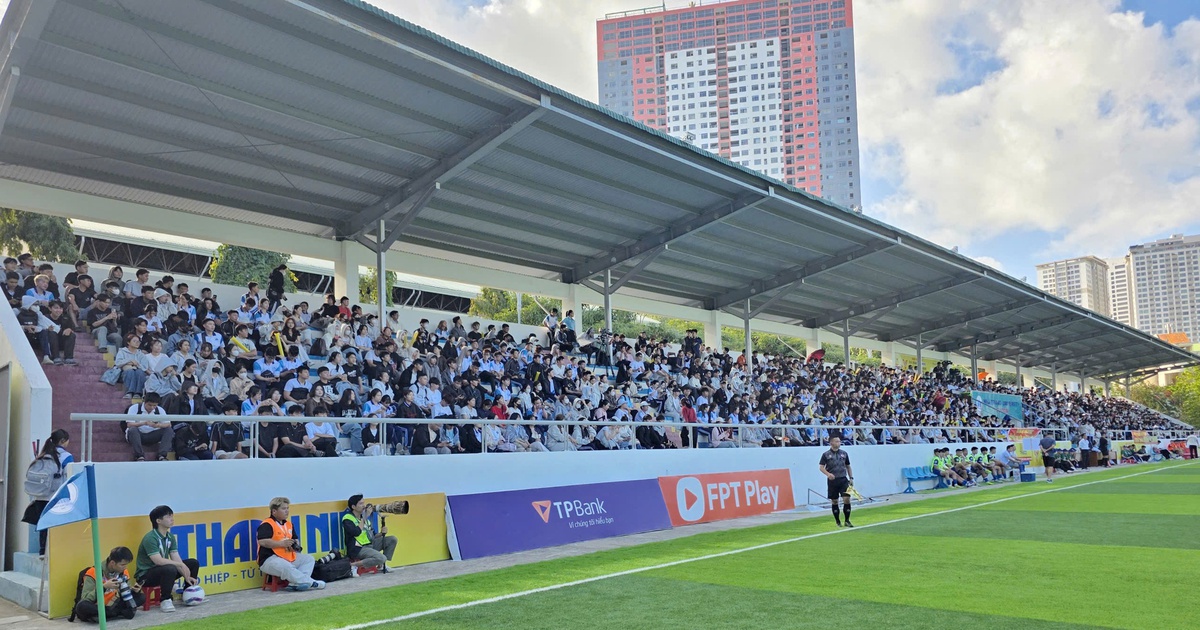 TNSV THACO cup 2026: Khán đài SVĐ Trường ĐH Nha Trang chật kín khán giả