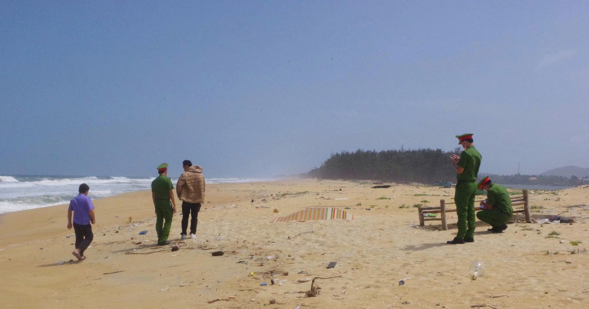 Ph&aacute;t hiện 2 thi thể nam giới tr&ocirc;i dạt v&agrave;o bờ biển Quảng Ng&atilde;i