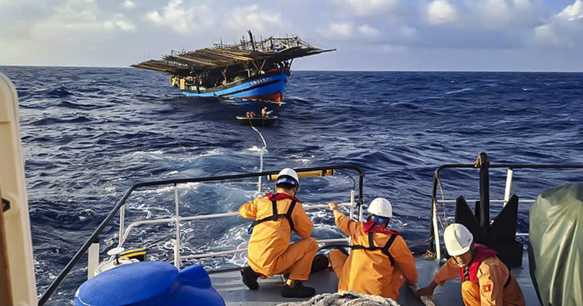 Tàu hỏng máy giữa biển, 36 ngư dân Quảng Ngãi chờ tàu hải quân ra cứu
