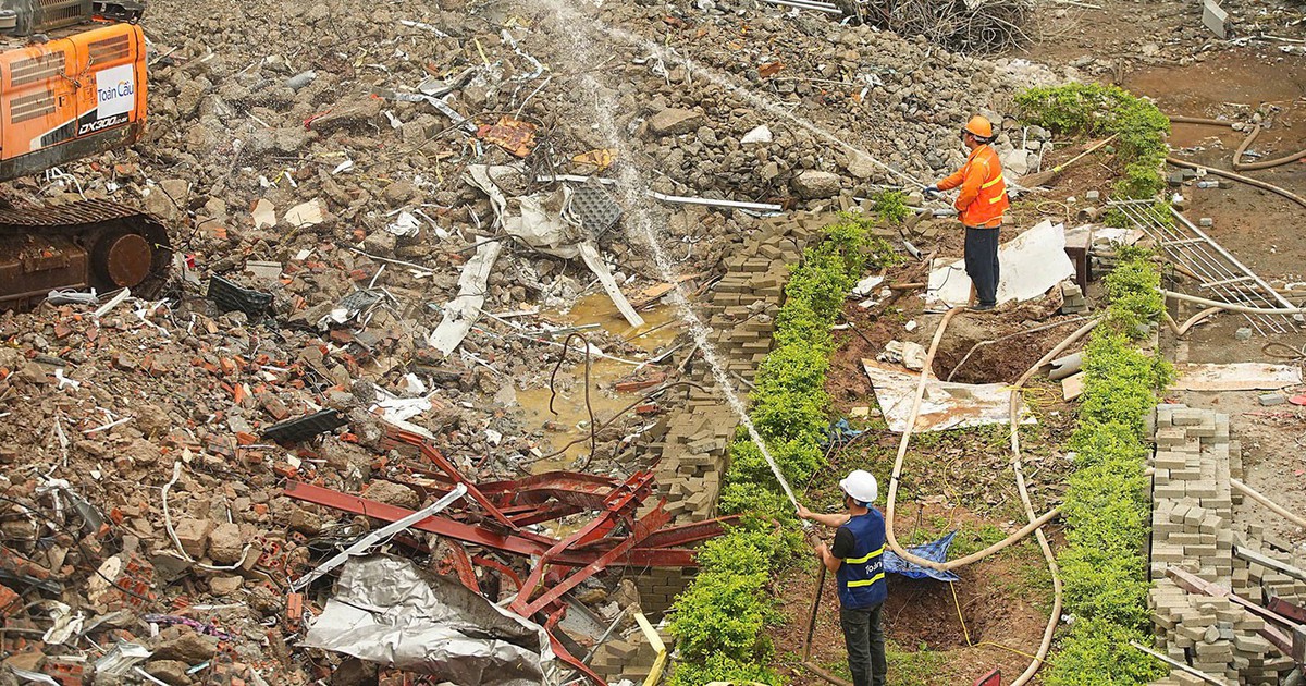 Bảo đảm vệ sinh môi trường khi phá dỡ công trình phía đông hồ Hoàn Kiếm