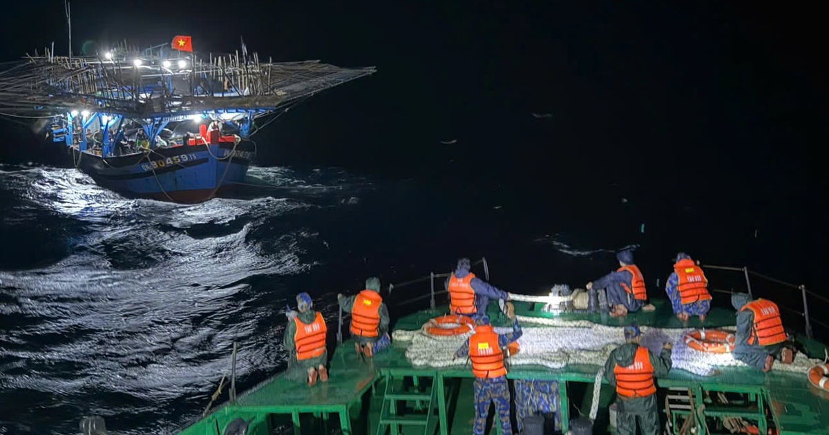 Hải quân xuyên đêm vượt sóng lớn, lai dắt tàu cá Quảng Ngãi cùng 36 ngư dân về bờ an toàn