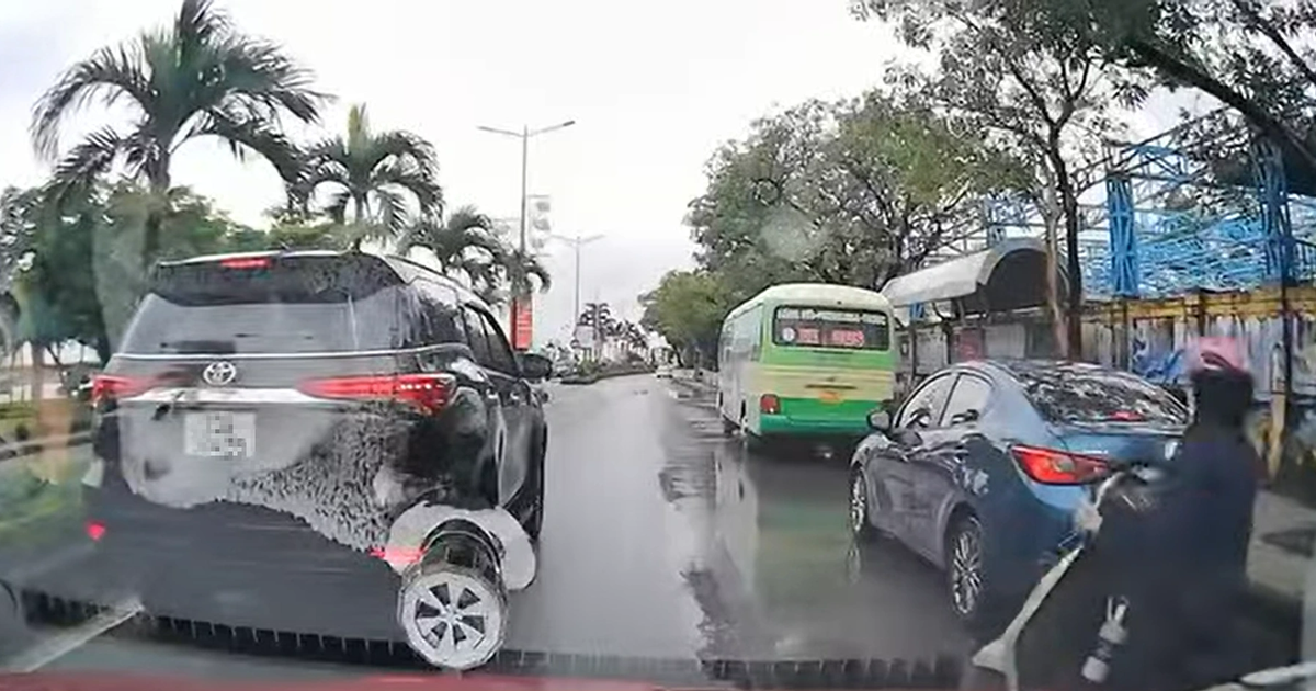 Vụ ô tô đi giật lùi ở tỉnh Quảng Trị: CSGT phạt tài xế dừng xe trái quy định, gây ùn tắc giao thông