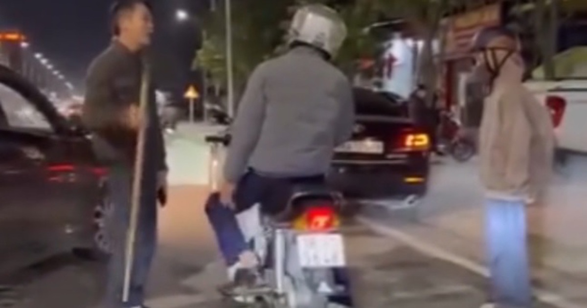 Tài xế ô tô cầm gậy dọa người đi xe máy