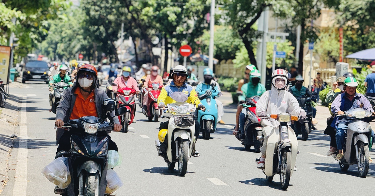Thời tiết TP.HCM nắng nóng, người dân che kín từ đầu đến chân khi ra đường