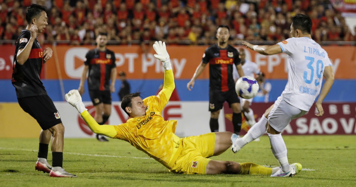 Hàng thủ cao nhất lịch sử đội tuyển Việt Nam: Thể hình trên 1,8 m, đẹp như 'Tây'!