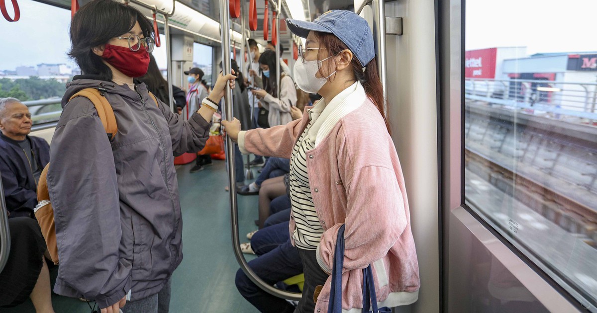 Khách đi tàu điện trên cao tăng vọt giữa 'cơn bão' giá xăng