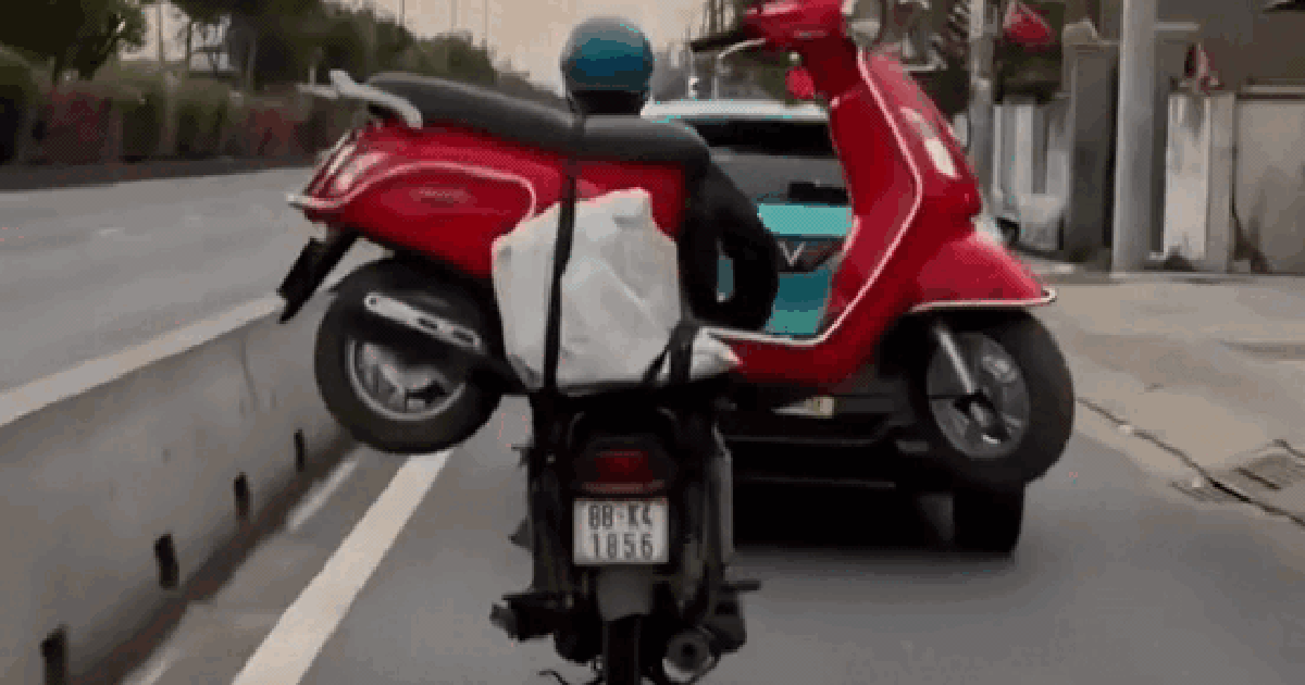 Clip người đàn ông chở ngang xe tay ga trên xe máy trên quốc lộ 22