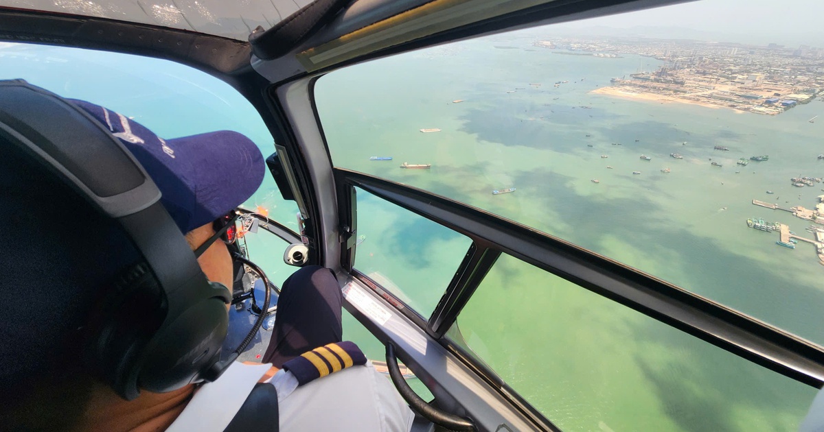 Du khách hồi hộp ngắm cảnh biển TP.HCM từ trực thăng