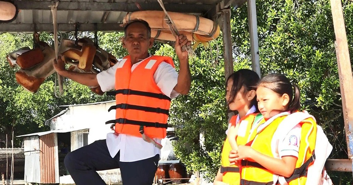 Cảm phục tấm lòng của người lái đò nhân ái