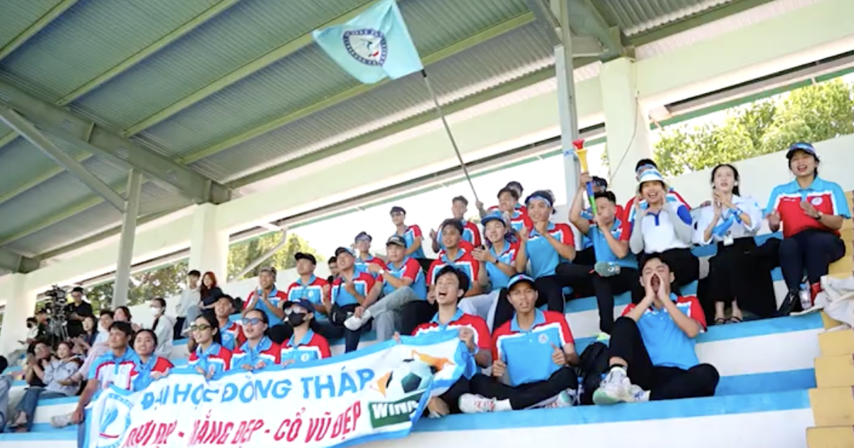 Cô gái từ Đồng Tháp ra Nha Trang cổ vũ bạn trai, nói lời từ trái tim…