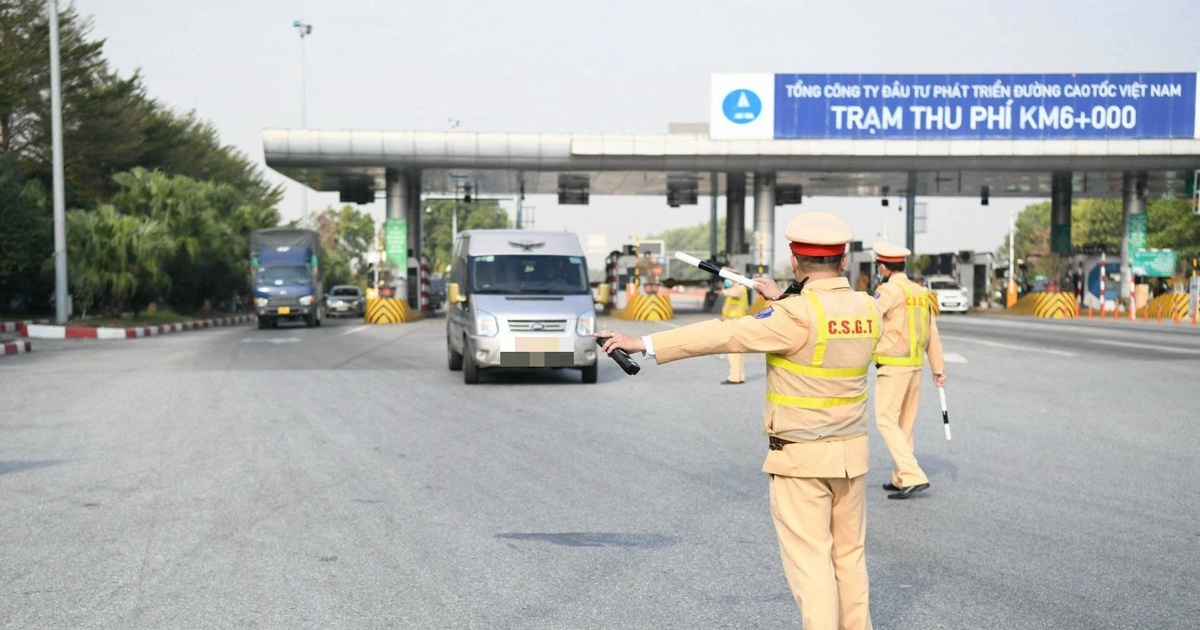 CSGT chỉ ra sai phạm của tài xế khi xe hỏng trên cao tốc