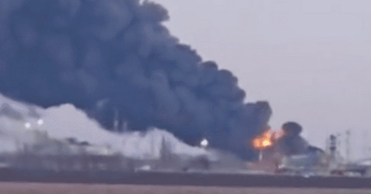 Chiến sự Ukraine ngày 1.478: Ukraine tấn công trung tâm dầu mỏ Nga, ông Zelensky đến Romania