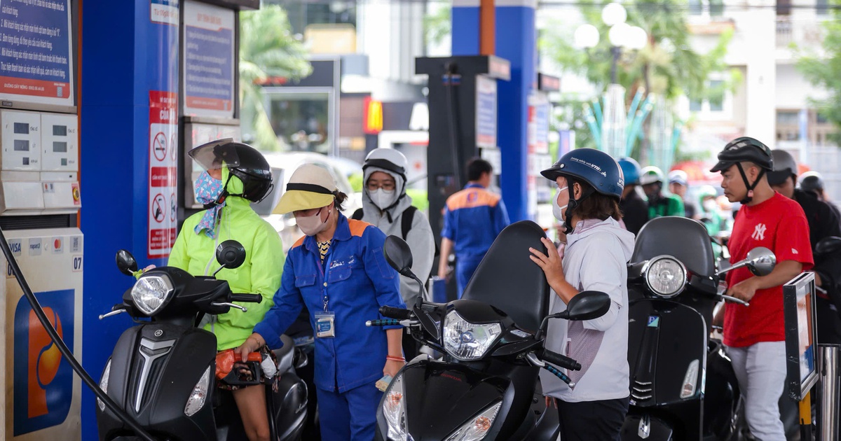 Thủ tướng chỉ đạo đẩy nhanh bổ sung dự trữ xăng dầu quốc gia