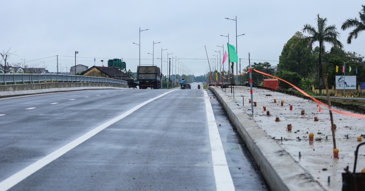 Cầu qua sông Như Ý ở Huế thông xe khi chưa có lan can, lề đi bộ