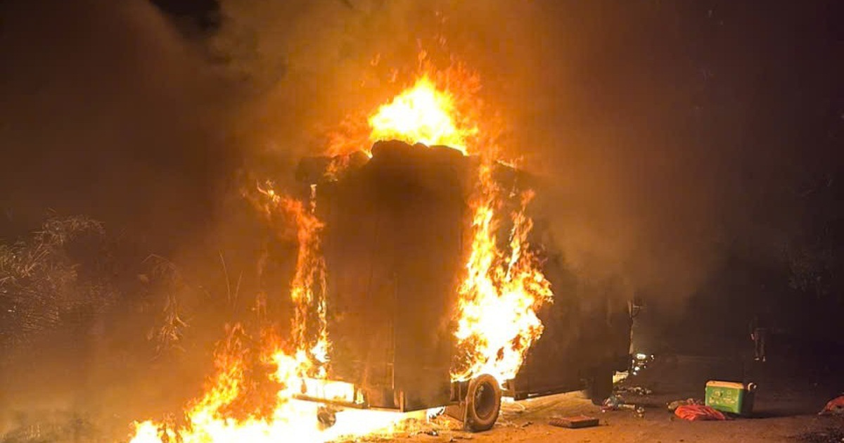 Xe tải bốc cháy ngùn ngụt trên đường ở Quảng Trị