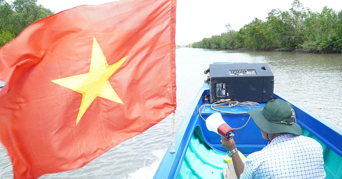 Bầu cử Quốc hội: Vỏ lãi gắn loa tuyên truyền đi khắp kênh rạch Cà Mau