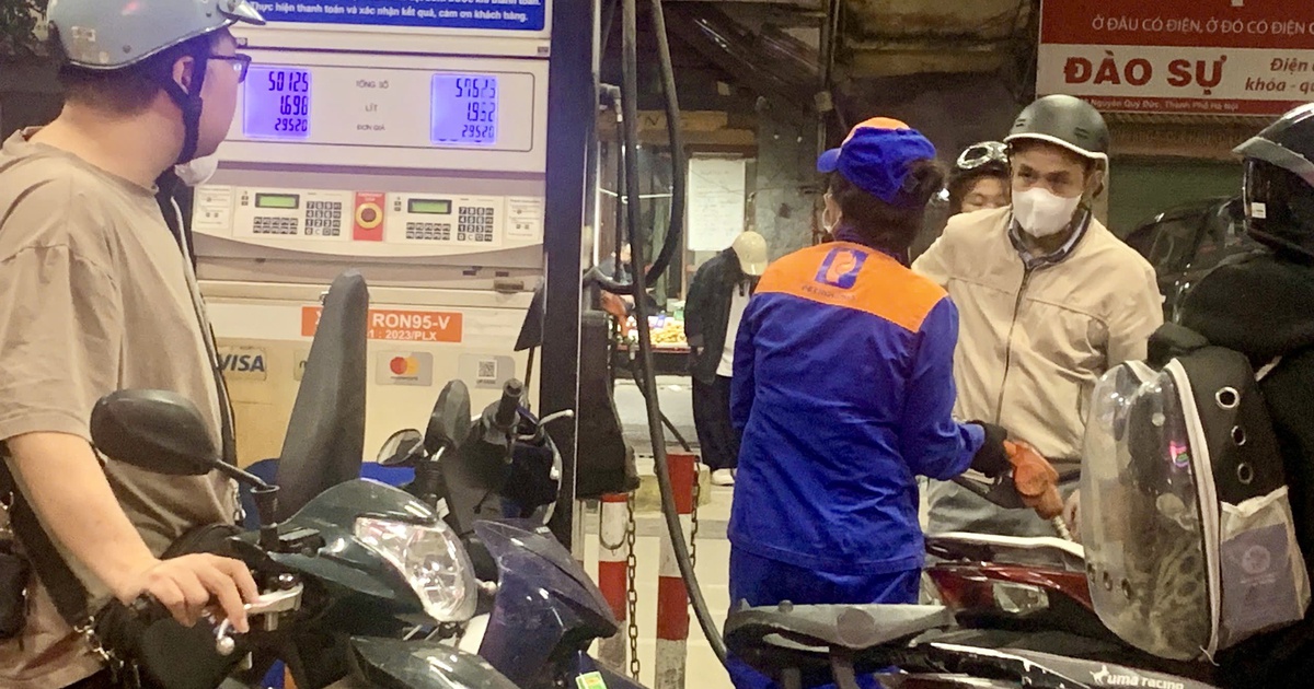 Sau 4 kỳ tăng "phi mã", vì sao giá xăng dầu giảm mạnh?