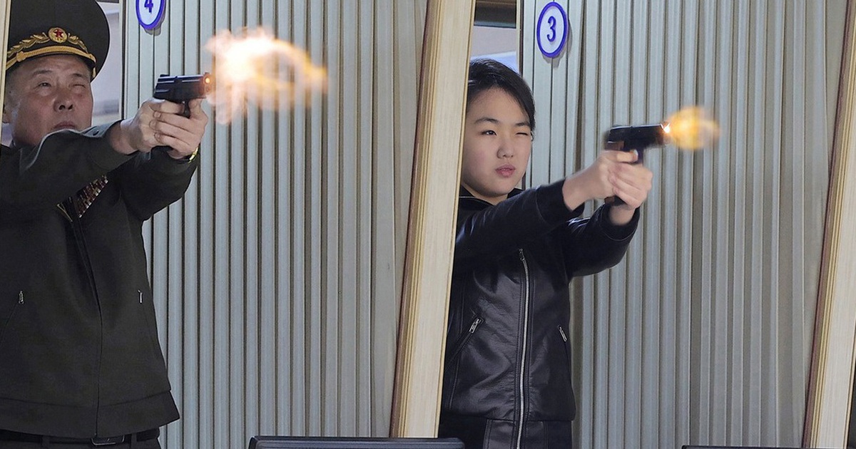 Ông Kim Jong-un và con gái bắn thử súng ngắn