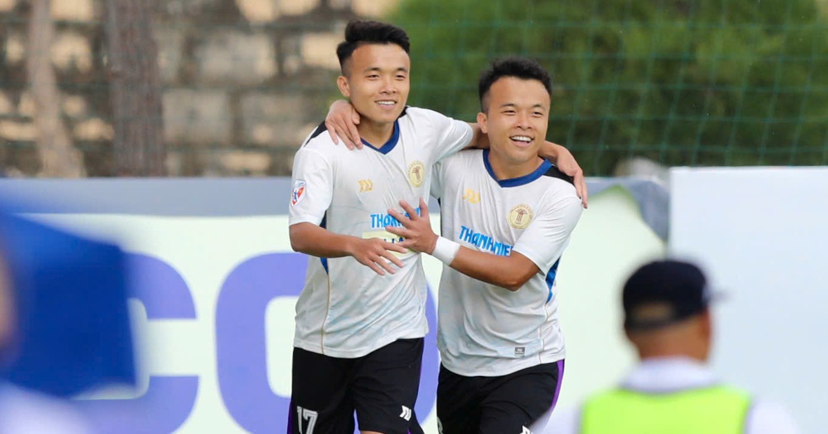 Đương kim vô địch thị uy sức mạnh bằng 'mưa' bàn thắng