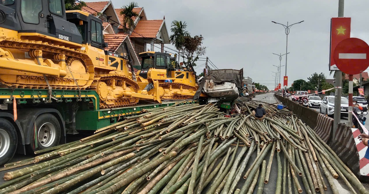 Tai nạn chết người, hàng trăm cây tre đổ trên quốc lộ 1