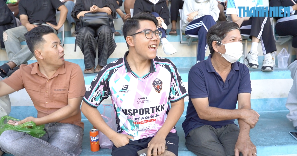 Chàng trai đi nạng đến sân, cổ vũ giải bóng đá sinh viên Việt Nam