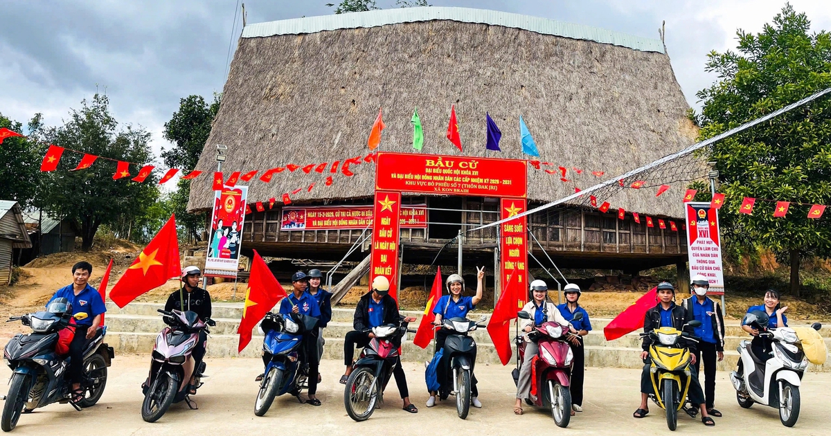 'Tiếng loa thanh niên' đưa thông tin bầu cử đến người dân vùng cao