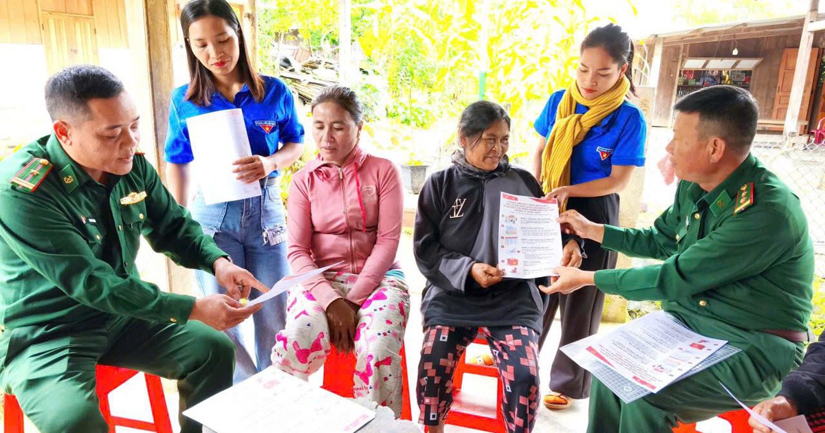 Bộ đội biên phòng 'đi từng ngõ, gõ từng nhà' tuyên truyền bầu cử ở biên giới