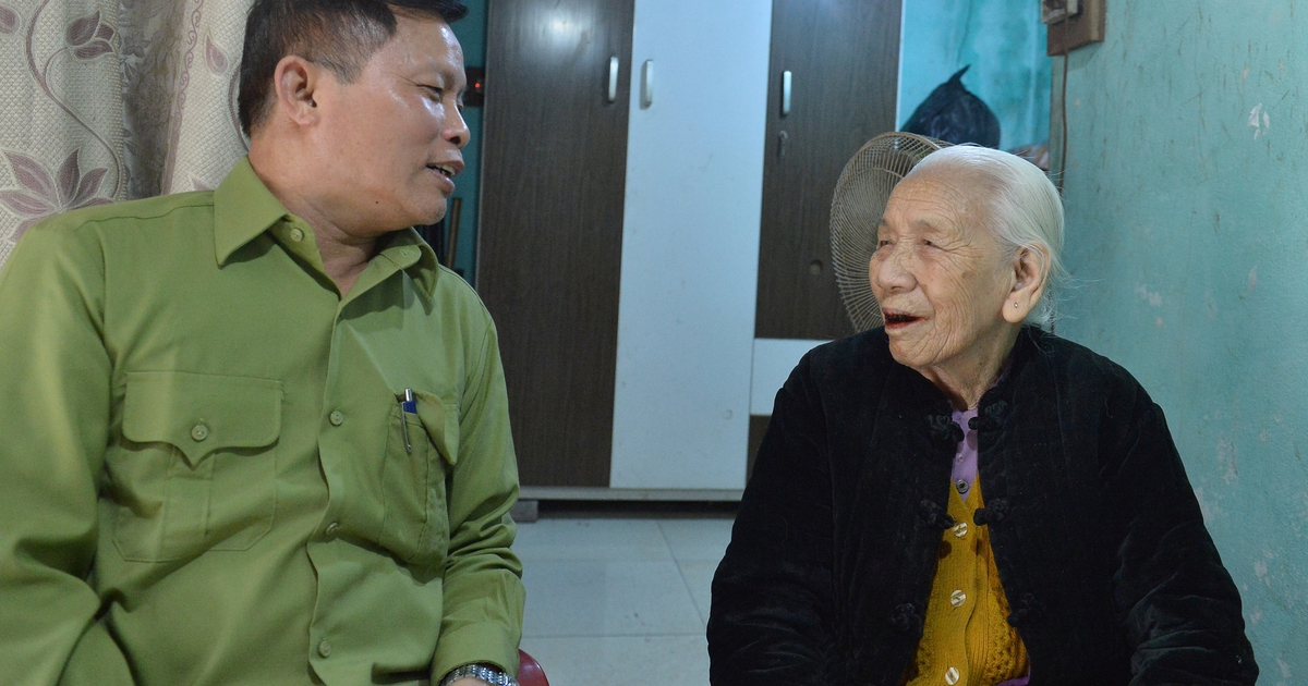 Cử tri 104 tuổi ở Hà Nội quyết chống gậy đi bỏ phiếu ngày bầu cử