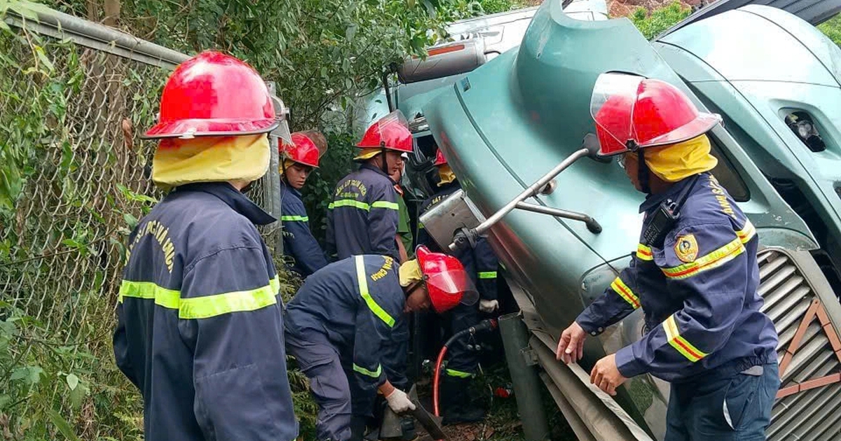 Tai nạn trên cao tốc Đà Nẵng - Quảng Ngãi: Phá cabin xe đầu kéo để cứu tài xế