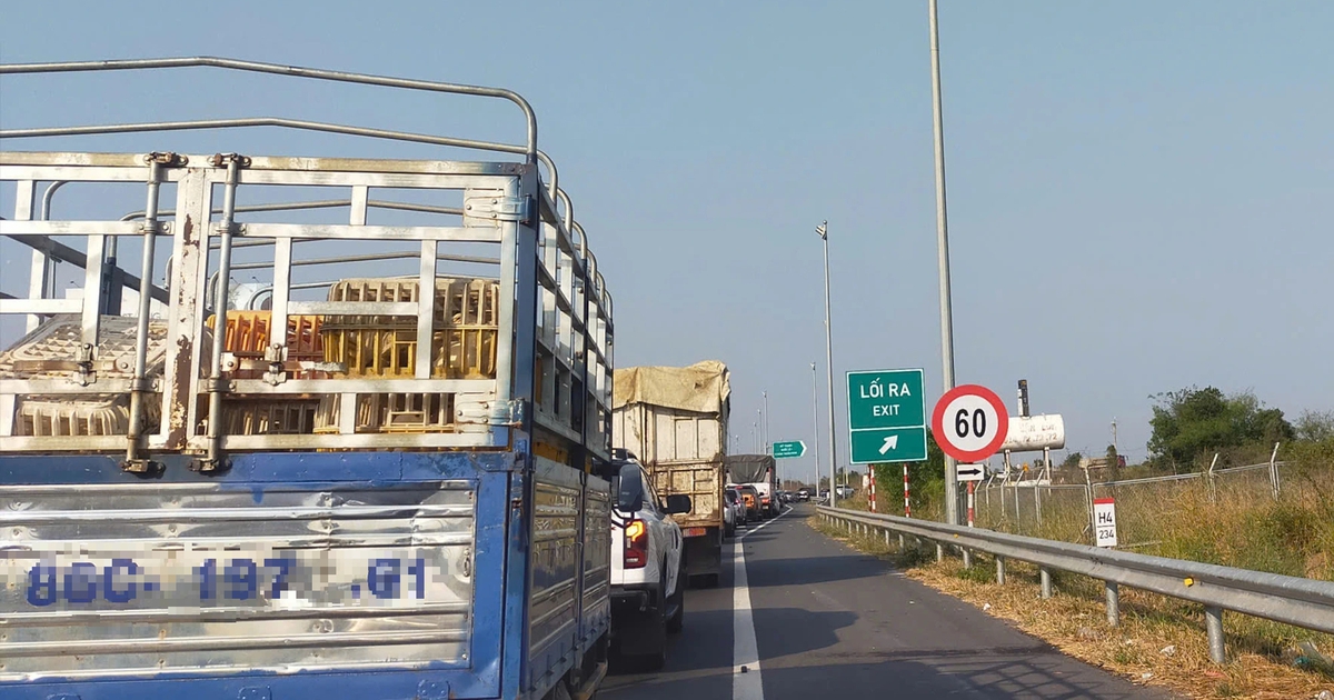 Lối ra cao tốc Phan Thiết - Dầu Giây kẹt xe vì trạm thu phí trục trặc