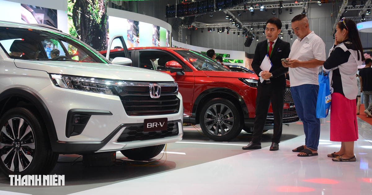 Người Việt giảm mua ô tô động cơ xăng dầu, xe hybrid hút khách