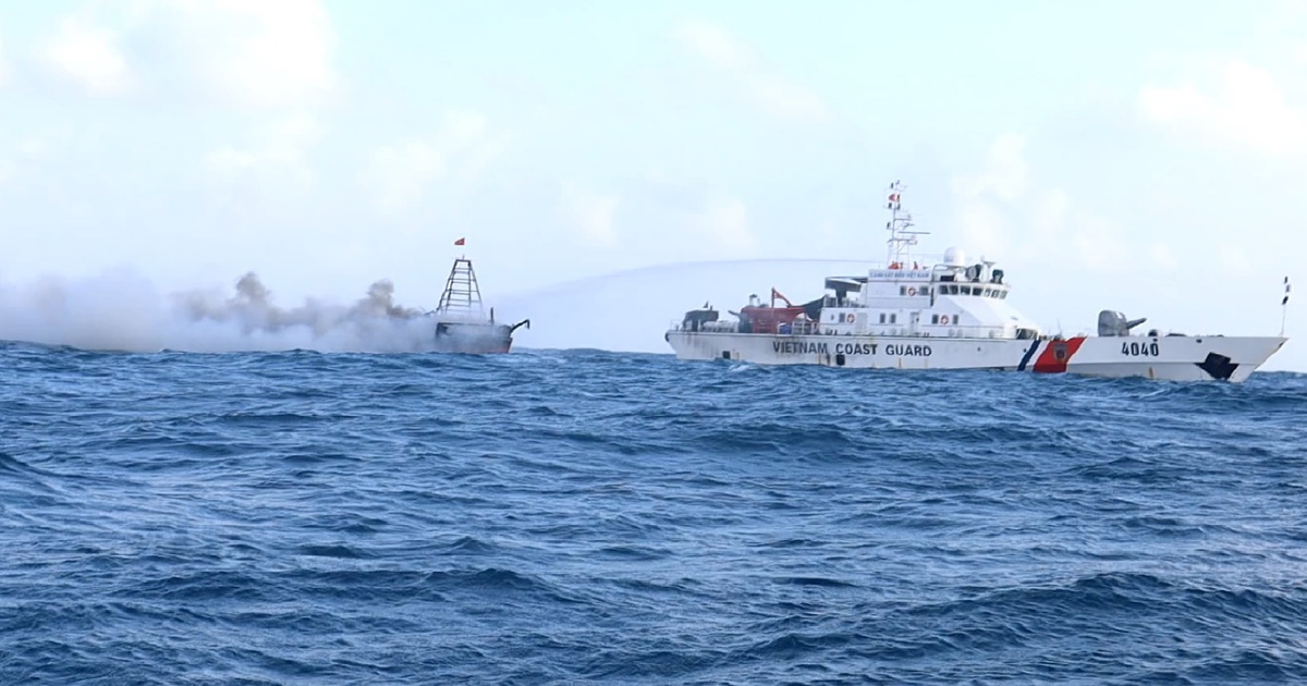 Phú Quốc: Cứu kịp thời 4 thuyền viên tàu cá bị cháy trên biển