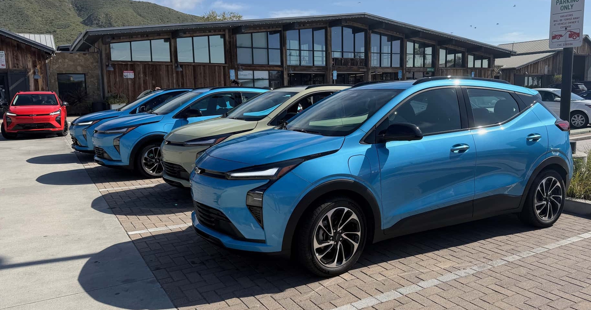 Giá xăng dầu liên tục biến động, lượng tìm kiếm xe điện gia tăng