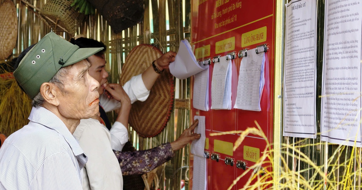 'Ngày hội non sông' ở nóc Ông Bình: Băng rừng, cõng người già đến điểm bầu cử