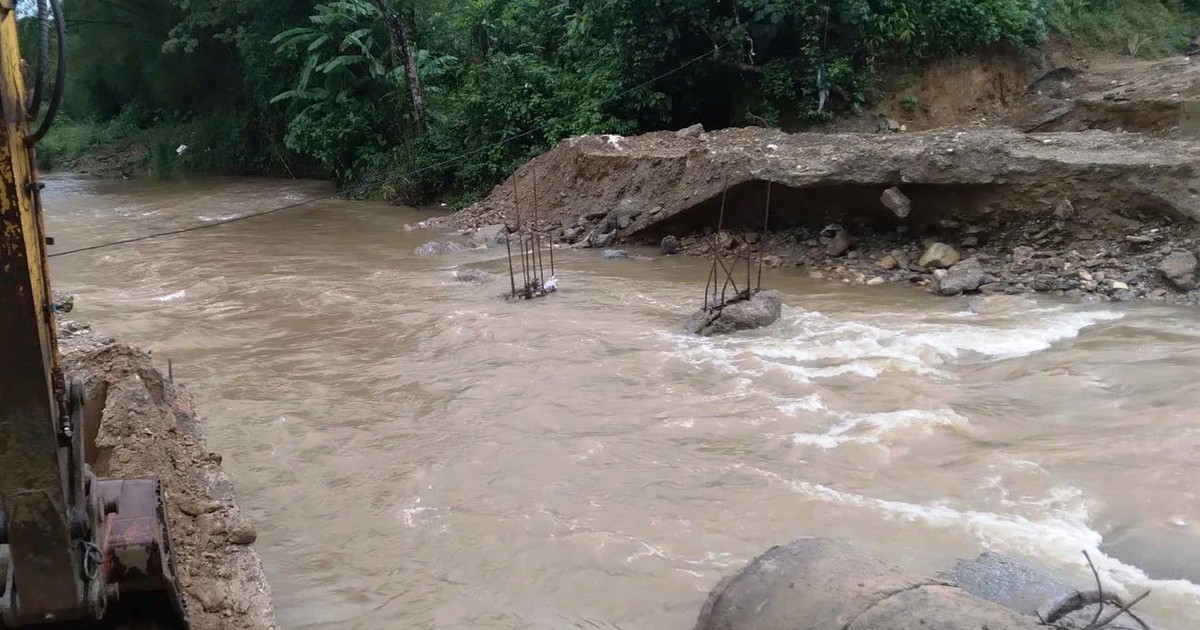 Đà Nẵng: Cầu tạm bị lũ cuốn trôi gây chia cắt khu dân cư