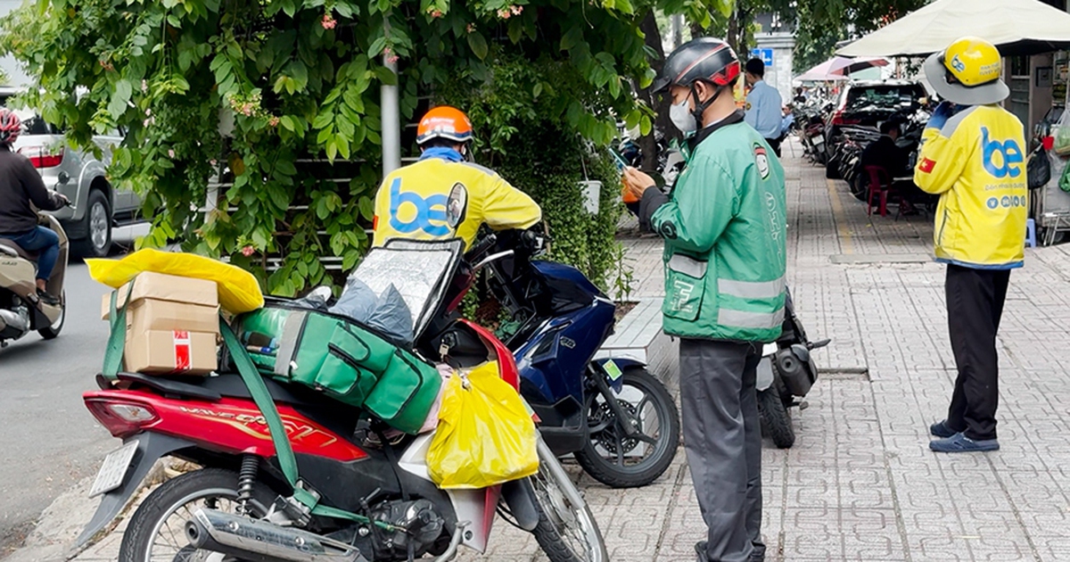 Hàng quán tăng giá, phí ship phụ thu xăng dầu