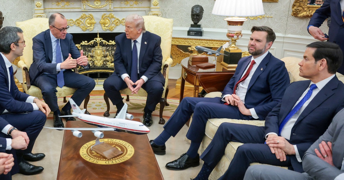 Ông Trump giải thích thói quen mua giày tây tặng cấp dưới