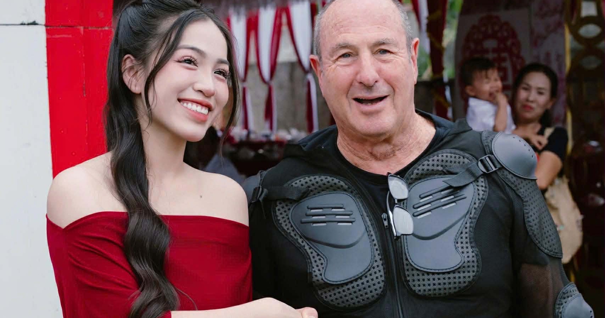 2 khách Tây đi ngang qua đám cưới, bất ngờ được mời vào dự tiệc