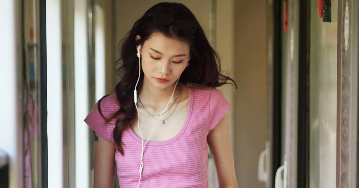 Khám phá 3 kiểu áo đẹp nhất nên diện cùng quần jeans xanh