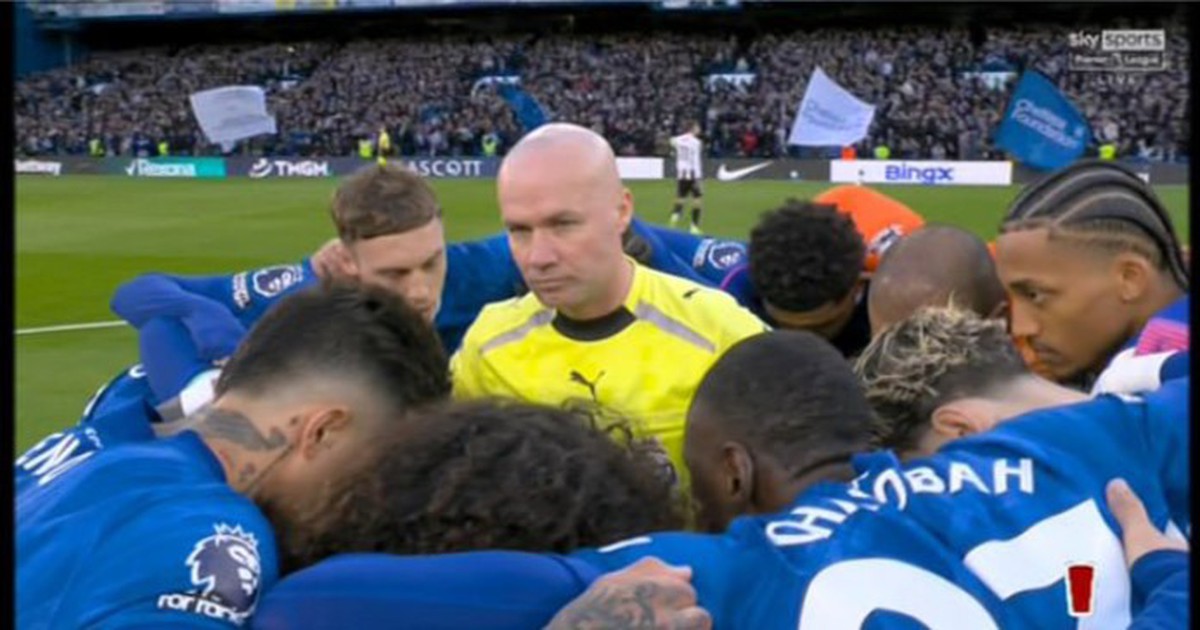 Arsenal thắng kịch tính Everton, Chelsea khiến trọng tài ‘sốc’ vì hành động dị và cái kết đắng