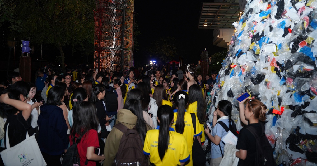 Người trẻ rủ nhau đi xem rác… biến hình