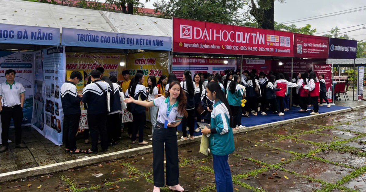 Học sinh Quảng Trị tìm cơ hội học tập tại Chương trình Tư vấn mùa thi