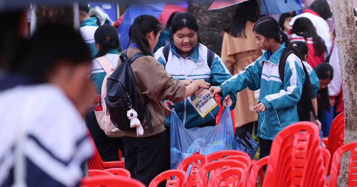 Hình ảnh đẹp nơi sân Trường THPT Đông Hà sau chương trình Tư vấn mùa thi