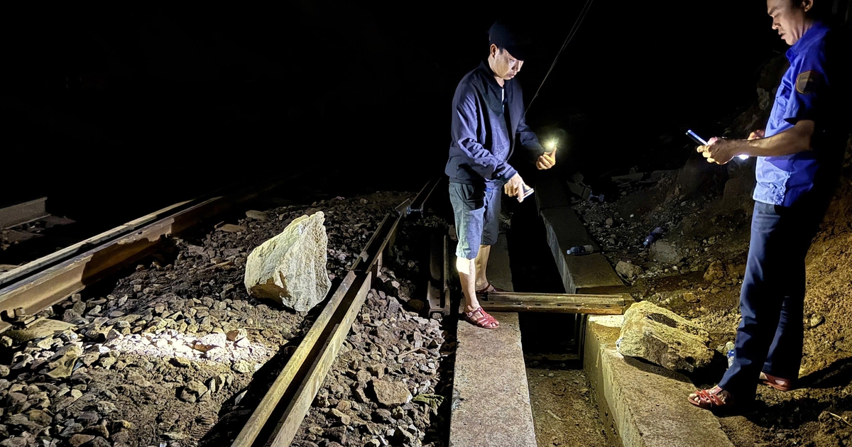 Liên tiếp đá rơi trên đèo Hải Vân, đường sắt tạm dừng chạy tàu