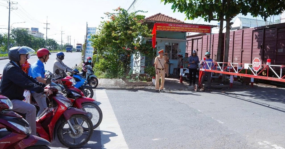 Cố vượt rào chắn khi có tín hiệu tàu hỏa: Bị phạt bao nhiêu?