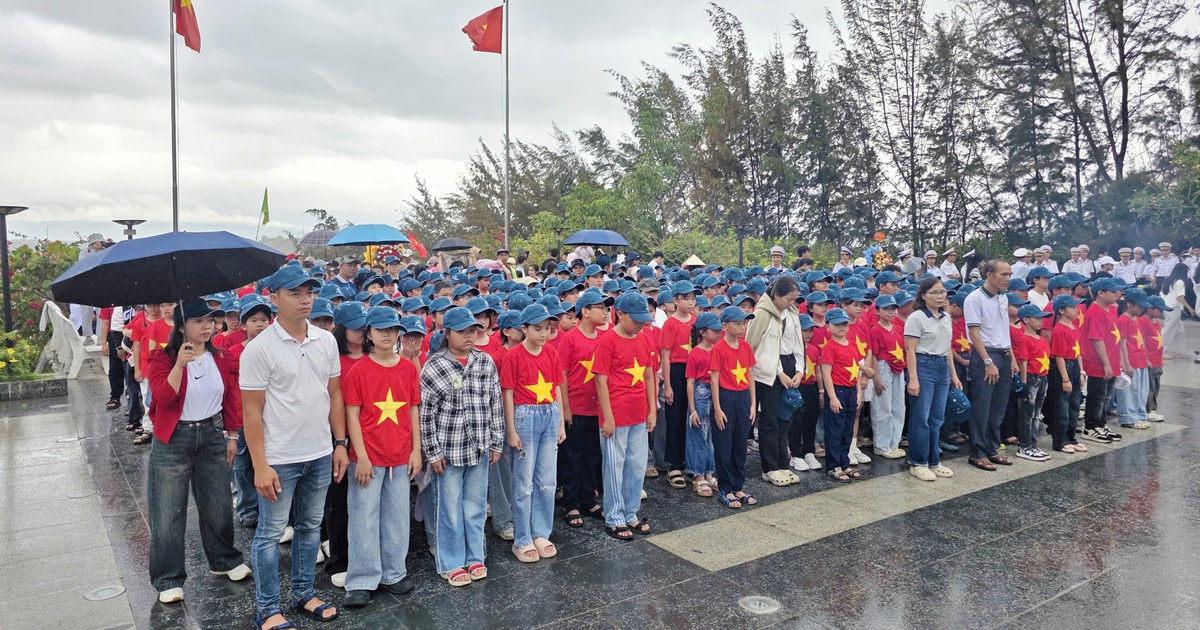 Hàng ngàn người dâng hương tưởng nhớ 64 chiến sĩ Gạc Ma