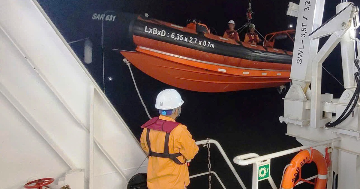 Tàu SAR 631 xuyên đêm vượt sóng cứu người từ đảo Cù Lao Chàm