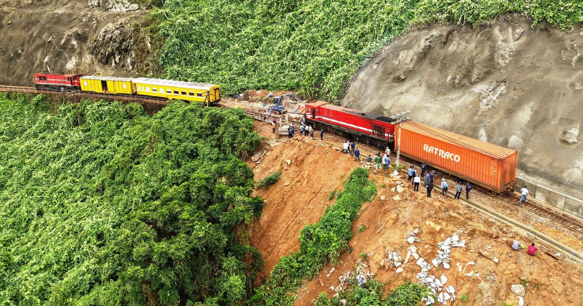 Tạm dừng nhiều chuyến tàu qua đèo Hải Vân do đá rơi làm hư hỏng đường ray